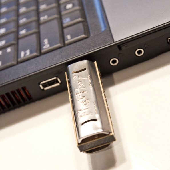 Armonica con incorporata memoria USB